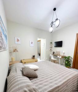 1 dormitorio con 1 cama grande y escritorio en La casa di Angela en Monreale