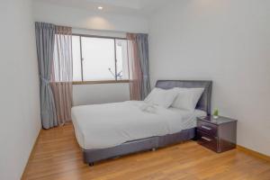 1 dormitorio con 1 cama, ventana y mesa en Sri Sayang @ Batu Ferringhi Beach, en Ayer Itam