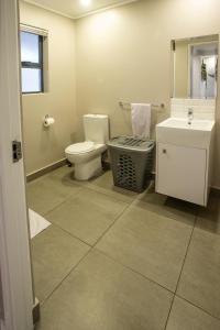 La salle de bains est pourvue de toilettes et d'un lavabo. dans l'établissement Stay at The Point - Warm Welcome Winner, à Durban