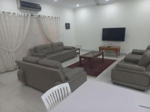 DHA 2 Villa, Near Giga Mall, Islamabad tesisinde bir oturma alanı