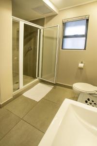 La salle de bains est pourvue d'une douche et de toilettes. dans l'établissement Stay at The Point - Warm Welcome Winner, à Durban