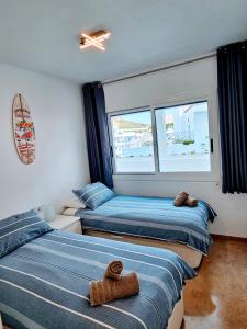 Posteľ alebo postele v izbe v ubytovaní Duquesa Suites - superb Sea views & overlooking pool