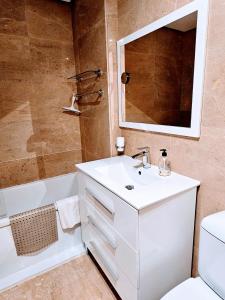 Kúpeľňa v ubytovaní Duquesa Suites - superb Sea views & overlooking pool