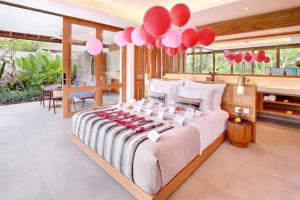 Postel nebo postele na pokoji v ubytování Kaamala Luxury Resort & Spa Ubud by Ini Vie Hospitality