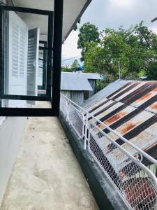 uma vista exterior de uma casa com uma varanda em OTOUSAN HOUSE em Bukittinggi
