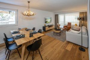 una sala da pranzo e un soggiorno con tavolo e sedie. di Seventh Sky - the luxury apartment a Zermatt