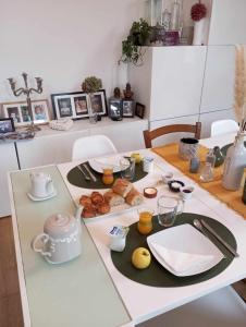 una mesa con desayuno en una habitación en La Dolce Vita Camille en Vals-les-Bains