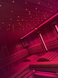 een kamer met roze verlichting aan het plafond bij Casa Mateo 