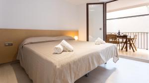 a bedroom with a bed with towels on it at CAPDEVILA 9 in Llafranc
