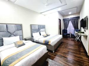Hotel Grand Pakeeza房間的床