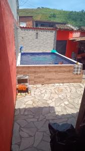 a swimming pool in the middle of a building at Hostel Raio de Fogo in Paraty