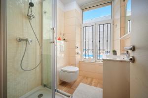 une salle de bain avec une douche, des toilettes et un lavabo dans l'établissement Marmont City Rooms, à Split