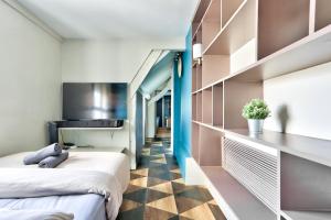 ein Schlafzimmer mit 2 Betten und einem karierten Boden in der Unterkunft Le Marais Superb Apartment Terrace Paris in Paris