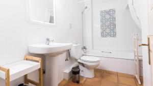Koupelna v ubytování Villa Monturiol + 28 fotografií