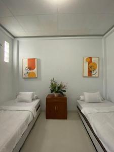 Säng eller sängar i ett rum på Lorent Hostel Near Padang Beach