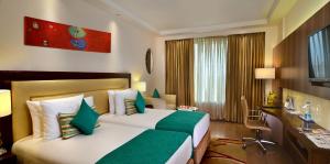 Postel nebo postele na pokoji v ubytování Golden Tulip Lucknow