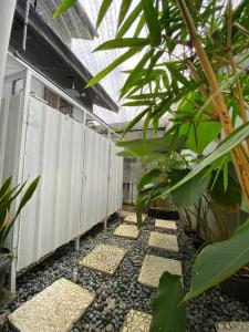 En trädgård utanför Lorent Hostel Near Padang Beach