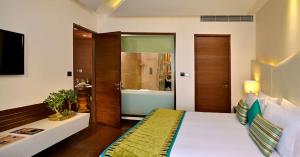 Postel nebo postele na pokoji v ubytování Golden Tulip Lucknow