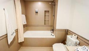 Koupelna v ubytování Rare Holiday Homes - Community View - Town Square - Hayat Boulevard - R316