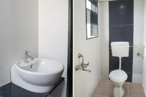 y baño con lavabo y aseo. en FabExpress Sun N Shine, en Pune