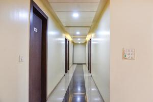un pasillo de un pasillo del hospital con un pasillo largo en FabExpress Sun N Shine, en Pune