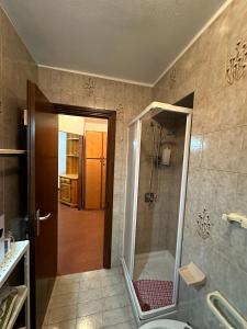Salle de bains dans l'établissement Appartamento Bardonecchia