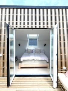 una camera con un letto all'interno di un edificio di House in beautiful Copenhagen a Copenaghen