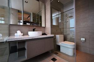 ein Bad mit einem Waschbecken und einem WC in der Unterkunft Expressionz Professional Suites Kuala Lumpur in Kuala Lumpur