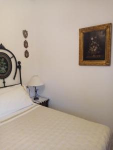 una camera con un letto e una foto appesa al muro di Podere Battegone a Maestrello