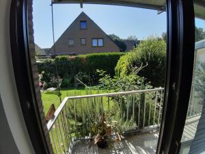 ヴィリッヒにあるHeikeのバルコニーから家の景色を望む窓
