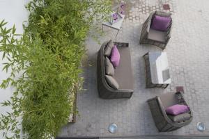 an overhead view of a patio with furniture and plants at Hostal Emeritae in Mérida