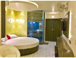 een slaapkamer met een groot bed en een badkamer bij Hotel The Royal, Sehore in Sehore
