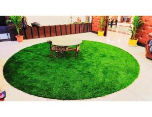 een tafel op een cirkel van groen gras bij Hotel The Royal, Sehore in Sehore