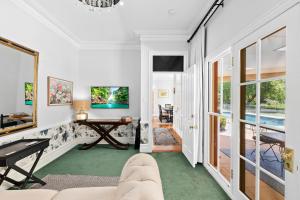 Μια τηλεόραση ή/και κέντρο ψυχαγωγίας στο Pool Queen Bedroom Suite