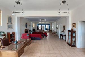 een woonkamer met een rode bank en een tafel bij Villa Daphne in Tolo