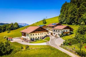 una vista aérea de una gran casa en una colina en Appartement Reitlhof, Bio Berg Bauernhof en Krispl