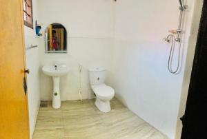 ein Bad mit einem WC und einem Waschbecken in der Unterkunft Villa 163 in Negombo