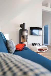 - une chambre avec un lit et une cheminée dans l'établissement Ostsee - Appartement Nr 91 "Panta Rhei" im Strand Resort, à Heiligenhafen