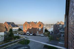 ハイリゲンハーフェンにあるOstsee - Appartement Nr 91 "Panta Rhei" im Strand Resortの住宅街の景色を望むバルコニーが備わります。