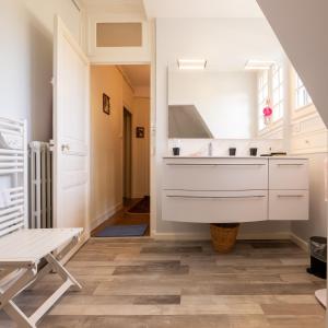 a white bathroom with a sink and a bench at Le Set & Mat - Parc - Loisirs - 10 Personnes - Rêve au Mans in Montbizot