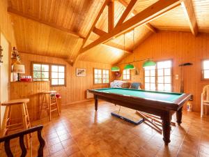 a pool table in a room with wooden ceilings at Le Set & Mat - Parc - Loisirs - 10 Personnes - Rêve au Mans in Montbizot