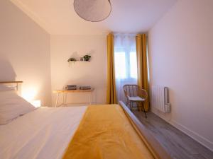 1 dormitorio con 1 cama, 1 silla y 1 ventana en Le Grandiose - Gare - Parking - 6 personnes - Rêve au Mans, en Le Mans