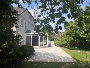 a house with a walkway in front of a yard at Landhaus Ferien Sommer in Bleckede