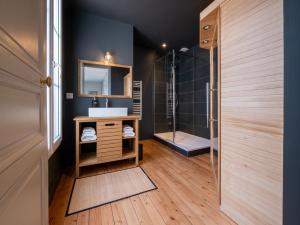 łazienka z umywalką i prysznicem w obiekcie Le Night Dream - Sauna - Gare - Palais des Congrès - Rêve au Mans w mieście Le Mans +6 zdjęć