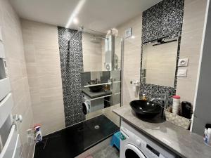 uma casa de banho com um lavatório preto e um chuveiro em Le Char'Mans - Centre-ville - 4 pers - Rêve Au Mans em Le Mans
