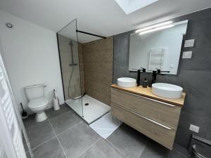 Kúpeľňa v ubytovaní Le Galant - Centre - Spacieux - 18p - Rêve au Mans + 14 fotografií
