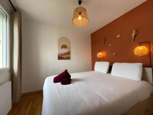 Posteľ alebo postele v izbe v ubytovaní L'Enchantement - Centre - Gare - Luxe - Cinéma - 4P - Rêve au Mans