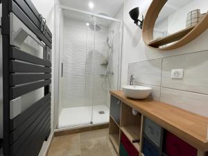 Kúpeľňa v ubytovaní L'Enchantement - Centre - Gare - Luxe - Cinéma - 4P - Rêve au Mans