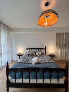 een slaapkamer met een groot bed en een blauw dekbed bij The 70's - 8p - Balcon - Centre ville-Rêve au Mans in Le Mans