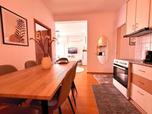 cocina y comedor con mesa de madera y comedor en Antonia's city apartment en Ioánina